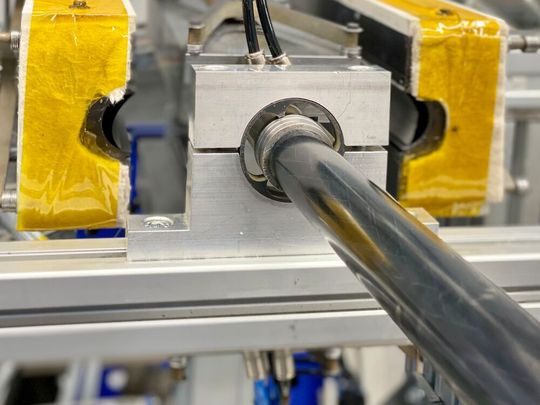 Herone hat die Intervallheißpresstechnologie für Hohlprofile adaptiert. Mit dem Continuous Blow Molding Verfahren (CBM) lassen sich Faserverbund-Hohlprofile ressourcenschonend fertigen.