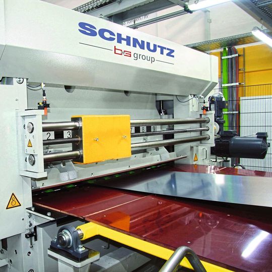 Auf einer kombinierten Schneid- und Richtanlage produziert der Hausgerätehersteller BSH effizient ebene Blechzuschnitte für Kühlschrankgehäuse. Auf einer kombinierten Schneid- und Richtanlage produziert der Hausgerätehersteller BSH effizient ebene Blechzuschnitte für Kühlschrankgehäuse.