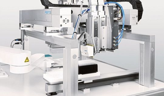 Dosieren unterschiedlicher Flüssigkeiten auf Mikrotiterplatten: Auf engstem Raum werden die verschiedenen Prozessschritte automatisiert und miteinander verknüpft. Dosieren unterschiedlicher Flüssigkeiten auf Mikrotiterplatten: Auf engstem Raum werden die verschiedenen Prozessschritte automatisiert und miteinander verknüpft.