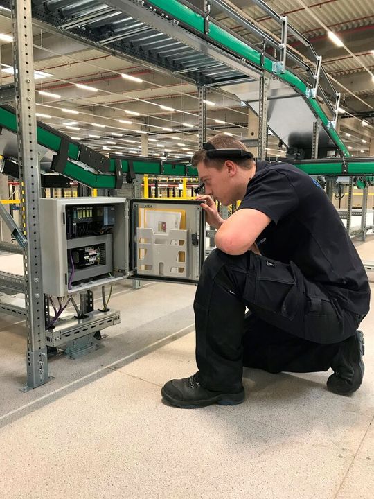 Beumer Smart Glasses können schnell und einfach vor Ort unterstützen, indem der Beumer-Techniker dem Servicetechniker vor Ort Tipps bei der Störungsbeseitigung gibt. Beumer Smart Glasses können schnell und einfach vor Ort unterstützen, indem der Beumer-Techniker dem Servicetechniker vor Ort Tipps bei der Störungsbeseitigung gibt.