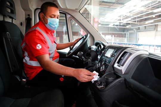 Auch bei an Spitzentagen im Weihnachtsgeschäft bis zu 2,5 Mio. erwarteten Paketsendungen täglich gelten bei DPD – wie in den vergangenen Monaten – strenge Abstands- und Hygienemaßnahmen. Auch bei an Spitzentagen im Weihnachtsgeschäft bis zu 2,5 Mio. erwarteten Paketsendungen täglich gelten bei DPD – wie in den vergangenen Monaten – strenge Abstands- und Hygienemaßnahmen.