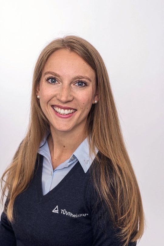 Jana Klaes, Elektroingenieurin beim TÜV Rheinland Industrie Service (Spezial­gebiet Cyber­security)