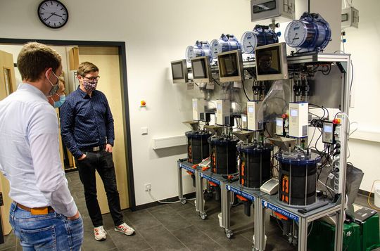 Im Technikum der FH Münster in Steinfurt wird in den nächsten drei Jahren mit der dunklen Fermentation experimentiert. Im Technikum der FH Münster in Steinfurt wird in den nächsten drei Jahren mit der dunklen Fermentation experimentiert.