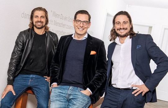 Janek Andre (Gindumac), Dr. Dominik Benner (Schuhe24) und Benedikt Ruf (Gindumac, v.l.) planen 2020 ein deutliches Wachstum für die Plattform. Janek Andre (Gindumac), Dr. Dominik Benner (Schuhe24) und Benedikt Ruf (Gindumac, v.l.) planen 2020 ein deutliches Wachstum für die Plattform.