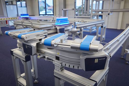 Das Transportsystem „montrac“ ist als Baukastensystem ausgeführt. Verschiedene Typen von Transport-Shuttles fahren auf einem verzweigten Monoschienensystem aus Aluminium. Das Transportsystem „montrac“ ist als Baukastensystem ausgeführt. Verschiedene Typen von Transport-Shuttles fahren auf einem verzweigten Monoschienensystem aus Aluminium.