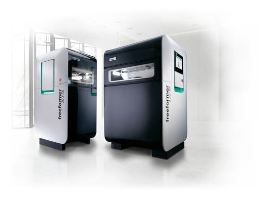 Die Freeformer der Baugrößen 200-3X und 300-3X verarbeiten Kunststoffgranulate, wie sie auch im Spritzgießen eingesetzt werden. Die Freeformer der Baugrößen 200-3X und 300-3X verarbeiten Kunststoffgranulate, wie sie auch im Spritzgießen eingesetzt werden.