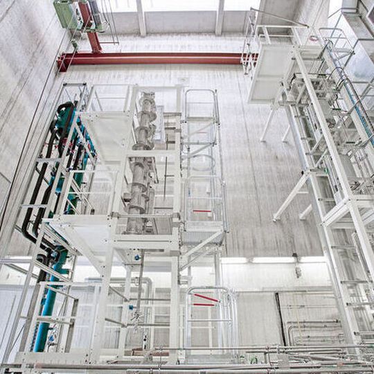 With the Edhox process, Shell and Linde have not only developed a cost-efficient alternative but are also providing the petrochemical industry with a low-emission process. With the Edhox process, Shell and Linde have not only developed a cost-efficient alternative but are also providing the petrochemical industry with a low-emission process.