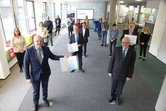 Übergabe der Förder-Urkunde für das Chemiebranchenprojekt BBChemie (erste und zweite Reihe von links): Petra Esch, Projektleiterin BBChemie, Dr. Udo Lemke, Geschäftsführer Provadis, Dr. Karsten Rudolf, Provadis, Parlamentarischer Staatssekretär Dr. Michael Meister, Prof. Dr. Thomas Bayer, Provadis-Hochschule Übergabe der Förder-Urkunde für das Chemiebranchenprojekt BBChemie (erste und zweite Reihe von links): Petra Esch, Projektleiterin BBChemie, Dr. Udo Lemke, Geschäftsführer Provadis, Dr. Karsten Rudolf, Provadis, Parlamentarischer Staatssekretär Dr. Michael Meister, Prof. Dr. Thomas Bayer, Provadis-Hochschule
