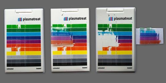 Nur wenn Produktoberflächen vorbehandelt sind, haftet Farbe & Co. prozesssicher. Das Openair-Plasma von Plasmatreat ergibt relativ gute Ergebnisse, wie das linke Bauteil zeigt. Nur wenn Produktoberflächen vorbehandelt sind, haftet Farbe & Co. prozesssicher. Das Openair-Plasma von Plasmatreat ergibt relativ gute Ergebnisse, wie das linke Bauteil zeigt.