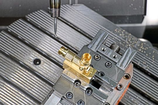 Einmal gespannt und von fünf Seiten komplett bearbeitet – die lange Laufzeit nutzen die Prototypenzerspaner für das Programmieren des nächsten Bauteils. Einmal gespannt und von fünf Seiten komplett bearbeitet – die lange Laufzeit nutzen die Prototypenzerspaner für das Programmieren des nächsten Bauteils.