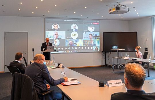 Die Preisverleihung des Schaeffler Innovation Award 2019 fand erstmals virtuell statt. Andreas Hamann, Vorsitzender des Stiftungsvorstands, begrüßte die Preisträger, deren Betreuer und Doktorväter. Die Preisverleihung des Schaeffler Innovation Award 2019 fand erstmals virtuell statt. Andreas Hamann, Vorsitzender des Stiftungsvorstands, begrüßte die Preisträger, deren Betreuer und Doktorväter.