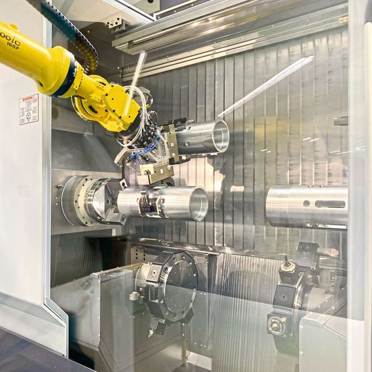 Die neue Roboterzelle iXcenter bei der Beladung des neuen Komplettbearbeitungszentrum Index 4000. Die neue Roboterzelle iXcenter bei der Beladung des neuen Komplettbearbeitungszentrum Index 4000.