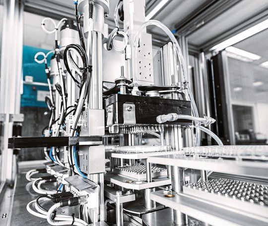 Ein elektrischer Schlitten vom Typ EGSC bewegt den Pipettierkopf nach unten, der den Mikrotiterplatten in mehreren Waschstationen Flüssigkeit zuführt. Ein elektrischer Schlitten vom Typ EGSC bewegt den Pipettierkopf nach unten, der den Mikrotiterplatten in mehreren Waschstationen Flüssigkeit zuführt.