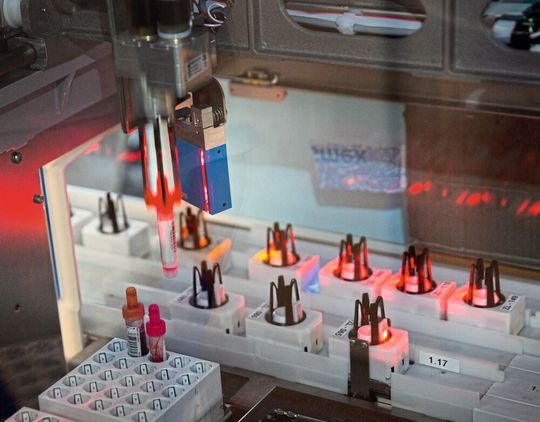 Abb. 1: An der Universitätsklinik Leipzig wurde ein hochmodernes Perianalytiksystem für die Labordiagnostik eingeführt. Abb. 1: An der Universitätsklinik Leipzig wurde ein hochmodernes Perianalytiksystem für die Labordiagnostik eingeführt.