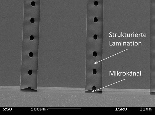 Mit dem Verfahren kann auf eine Schicht noch eine weitere auflaminiert werden, um zwei Kanäle übereinander zu erhalten. Das mikrofluidische Bauteil lässt sich dann beispielsweise als Mischer oder Filter einsetzen. Mit dem Verfahren kann auf eine Schicht noch eine weitere auflaminiert werden, um zwei Kanäle übereinander zu erhalten. Das mikrofluidische Bauteil lässt sich dann beispielsweise als Mischer oder Filter einsetzen.