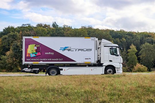 Ritter Sport testet in seiner Werkslogistik jetzt einen Elektro-Lkw Marke Mercedes Benz „eActros“ mit ebenfalls elektrisch betriebenem Kühl-Wechselkoffer. Ritter Sport testet in seiner Werkslogistik jetzt einen Elektro-Lkw Marke Mercedes Benz „eActros“ mit ebenfalls elektrisch betriebenem Kühl-Wechselkoffer.