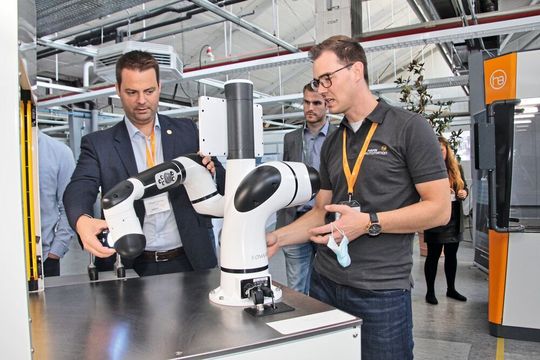 Die Gäste hatten die Möglichkeit, sich die Anlagen für die Erstellung von Produkten im Gesundheitswesen anzusehen. Die Gäste hatten die Möglichkeit, sich die Anlagen für die Erstellung von Produkten im Gesundheitswesen anzusehen.