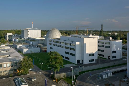 Das Gelände der Forschungsneutronenquelle Heinz Maier-Leibnitz (FRM II) mit den neuen Gebäuden des Heinz Maier-Leibnitz Zentrums (MLZ). Das Gelände der Forschungsneutronenquelle Heinz Maier-Leibnitz (FRM II) mit den neuen Gebäuden des Heinz Maier-Leibnitz Zentrums (MLZ).