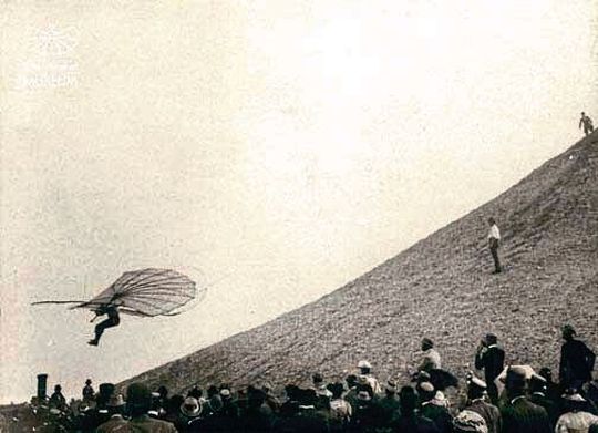 Otto Lilienthal bei einem seiner gut dokumentierten Segelflugversuche in der Nähe von Berlin.
