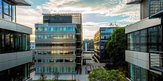 Der Münchner Hauptsitz von Rohde & Schwarz: Das Geschäftsjahr 2019/2020 konnte das Technologieunternehmen im dritten Jahr in Folge ein Wachstum vorweisen. Der Münchner Hauptsitz von Rohde & Schwarz: Das Geschäftsjahr 2019/2020 konnte das Technologieunternehmen im dritten Jahr in Folge ein Wachstum vorweisen.
