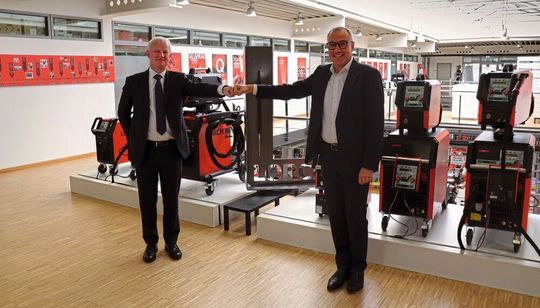 Freuen sich über die neue Partnerschaft: Otwin Kleinschmidt, Division Manager Yaskawa Deutschland; Wolfgang Grüb, geschäftsführender Gesellschafter der Lorch Schweißtechnik GmbH (v.l.n.r.). Freuen sich über die neue Partnerschaft: Otwin Kleinschmidt, Division Manager Yaskawa Deutschland; Wolfgang Grüb, geschäftsführender Gesellschafter der Lorch Schweißtechnik GmbH (v.l.n.r.).