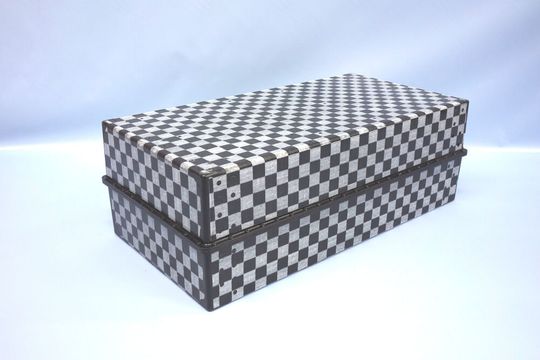 Dieses Leichtbau-Batteriegehäuse aus Composite wiegt 40 % weniger als seine Aluversion. Trotz der Compositewerkstoffe kann es günstig hergestellt werden, heißt es. Dieses Leichtbau-Batteriegehäuse aus Composite wiegt 40 % weniger als seine Aluversion. Trotz der Compositewerkstoffe kann es günstig hergestellt werden, heißt es.