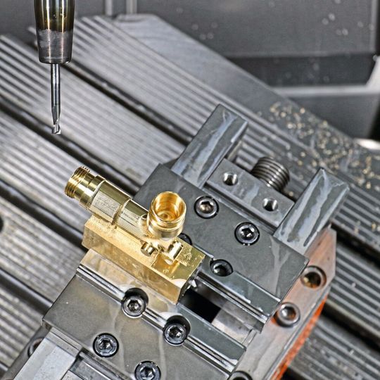 Einmal gespannt und von fünf Seiten komplett bearbeitet – die lange Laufzeit nutzen die Prototypenzerspaner fürs Programmieren des nächsten Bauteils. Einmal gespannt und von fünf Seiten komplett bearbeitet – die lange Laufzeit nutzen die Prototypenzerspaner fürs Programmieren des nächsten Bauteils.