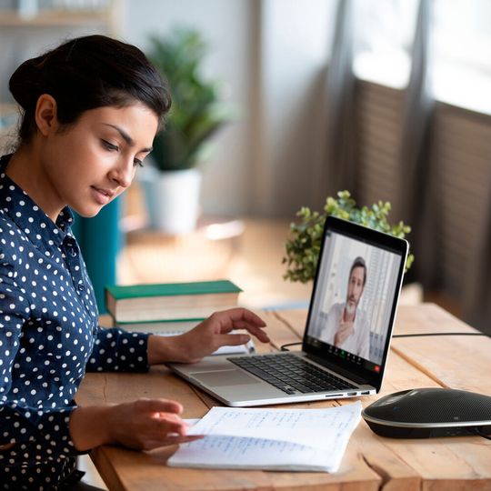 Mit einer Freisprecheinrichtung einfach in Meetings teilnehmen. Mit einer Freisprecheinrichtung einfach in Meetings teilnehmen.