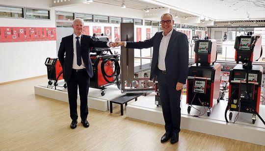 Yaskawa und Lorch Schweißtechnik – hier vertreten durch (v.l.) Otwin Kleinschmidt, Division Manager Yaskawa Deutschland, und Wolfgang Grüb, geschäftsführender Gesellschafter der Lorch Schweißtechnik – kooperieren künftig europaweit. Yaskawa und Lorch Schweißtechnik – hier vertreten durch (v.l.) Otwin Kleinschmidt, Division Manager Yaskawa Deutschland, und Wolfgang Grüb, geschäftsführender Gesellschafter der Lorch Schweißtechnik – kooperieren künftig europaweit.