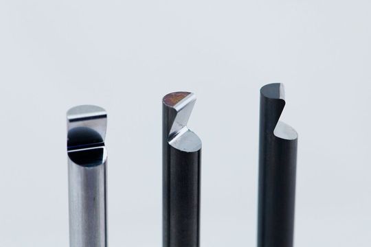 Sprue holding pin with undercut and pre-centering. Sprue holding pin with undercut and pre-centering.