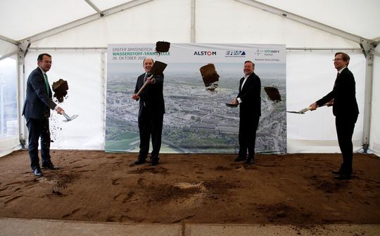 Infraserv-Geschäftsführer Dr. Joachim Kreysing, Dr. Jörg Nikutta, Geschäftsführer Alstom Deutschland und Österreich, RMV-Geschäftsführer Prof. Knut Ringat und Staatssekretär Jens Deutschendorf (von links) nahmen gemeinsam den ersten Spatenstich für den Bau der Wasserstoff-Tankstelle im Industriepark Höchst vor. Infraserv-Geschäftsführer Dr. Joachim Kreysing, Dr. Jörg Nikutta, Geschäftsführer Alstom Deutschland und Österreich, RMV-Geschäftsführer Prof. Knut Ringat und Staatssekretär Jens Deutschendorf (von links) nahmen gemeinsam den ersten Spatenstich für den Bau der Wasserstoff-Tankstelle im Industriepark Höchst vor.