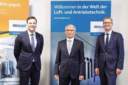 Stolz über die Auszeichnung EY Entrepreneur Of The Year: Stefan Brandl, Vorsitzender der Geschäftsführung der EBM-Papst Gruppe,Gerhard Sturm, Gründer und Ehrenbeiratsvorsitzender, Ralf Sturm, Gesellschafter und Mitglied des Beirates (v.l.). Stolz über die Auszeichnung EY Entrepreneur Of The Year: Stefan Brandl, Vorsitzender der Geschäftsführung der EBM-Papst Gruppe,Gerhard Sturm, Gründer und Ehrenbeiratsvorsitzender, Ralf Sturm, Gesellschafter und Mitglied des Beirates (v.l.).