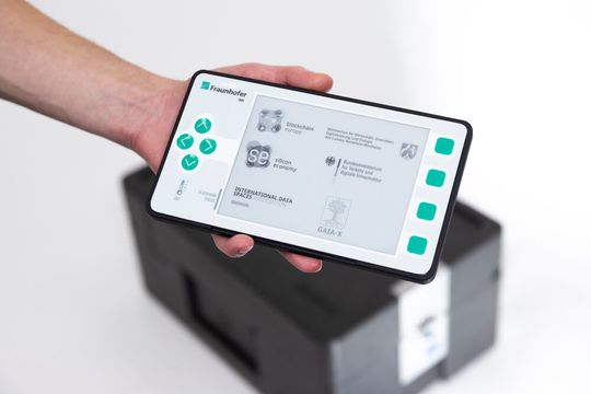 Das erste Blockchain-fähige IoT-Gerät für die Logistik hat jetzt das Fraunhofer-IML entwickelt. Das erste Blockchain-fähige IoT-Gerät für die Logistik hat jetzt das Fraunhofer-IML entwickelt.