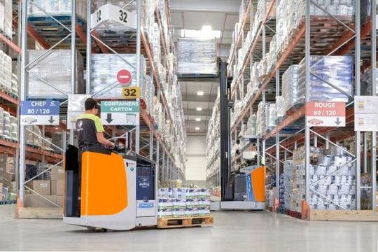Im EU-geförderten Projekt „HyLIFT-EUROPE“ lieferte Still 137 mit Brennstoffzellen betriebene Lagertechnikgeräte an Carrefour Supply Chain, die Logistiktochter des französischen Einzelhändlers. Im EU-geförderten Projekt „HyLIFT-EUROPE“ lieferte Still 137 mit Brennstoffzellen betriebene Lagertechnikgeräte an Carrefour Supply Chain, die Logistiktochter des französischen Einzelhändlers.