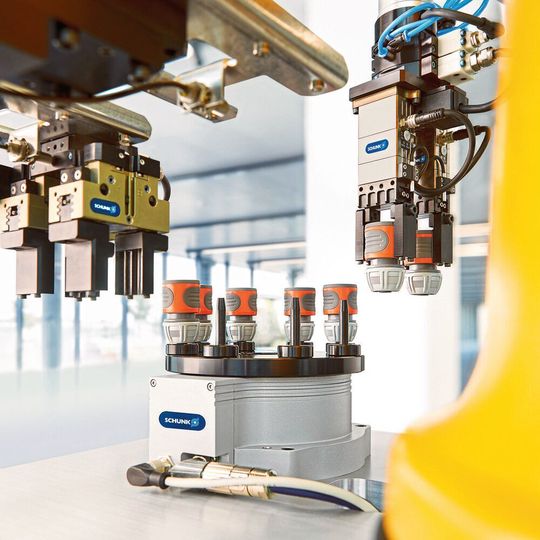 L'unité de rotation ERT de SCHUNK peut être utilisée comme table indexable rotative, mais aussi comme module de manutention dans les applications à portique. L'unité de rotation ERT de SCHUNK peut être utilisée comme table indexable rotative, mais aussi comme module de manutention dans les applications à portique.