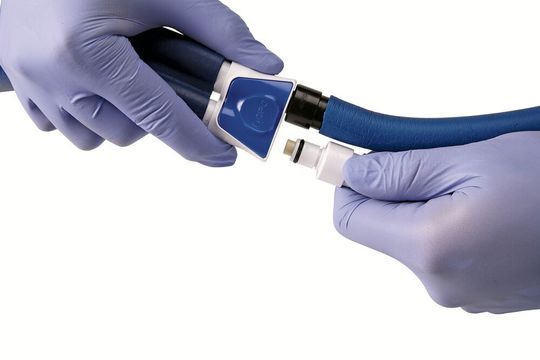 Durch die Daumentaste kann der Konnektor auch mit Handschuhen leicht gelöst werden. Durch die Daumentaste kann der Konnektor auch mit Handschuhen leicht gelöst werden.
