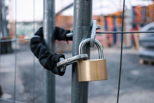 Betriebsschließungen: ein Szenario, das für viele Unternehmen gefährlich werden kann. Betriebsschließungen: ein Szenario, das für viele Unternehmen gefährlich werden kann.