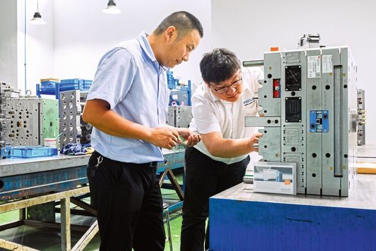 Zero-defect goal achieved: In Shanghai, the company TSP Precicion Tooling manufactures injection molding tools, among other things. Sensor specialist Kistler provides smart support and good training for the engineers there. Zero-defect goal achieved: In Shanghai, the company TSP Precicion Tooling manufactures injection molding tools, among other things. Sensor specialist Kistler provides smart support and good training for the engineers there.