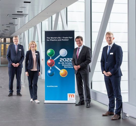 left to right: Erhard Wienkamp (Managing Director Operative Trade Fair Business), Petra Cullmann (Executive Director Operative Trade Fair Business), Ulrich Reifenhäuser (Chairman exhibitors’ advisory board) and Thomas Franken (Project Director for the Portfolio Plastics & Rubber) left to right: Erhard Wienkamp (Managing Director Operative Trade Fair Business), Petra Cullmann (Executive Director Operative Trade Fair Business), Ulrich Reifenhäuser (Chairman exhibitors’ advisory board) and Thomas Franken (Project Director for the Portfolio Plastics & Rubber)