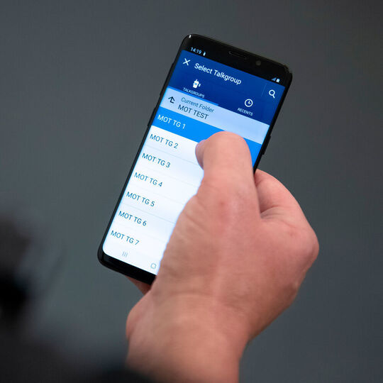 Con l'app M-RadioControl, lo smartphone diventa un telecomando per la radio digitale.