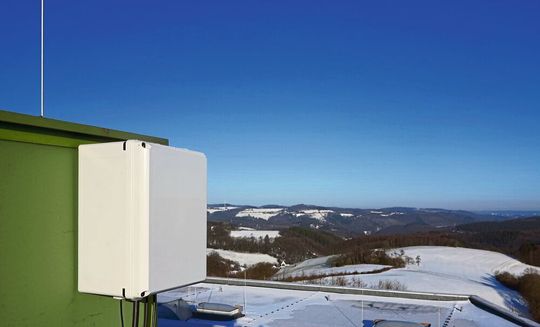 Bild 1:
Die widerstandsfähigen Gehäuse aus Polycarbonat (PC) sind die optimale Lösung beim Einsatz im Outdoor-Bereich. Bild 1:
Die widerstandsfähigen Gehäuse aus Polycarbonat (PC) sind die optimale Lösung beim Einsatz im Outdoor-Bereich.