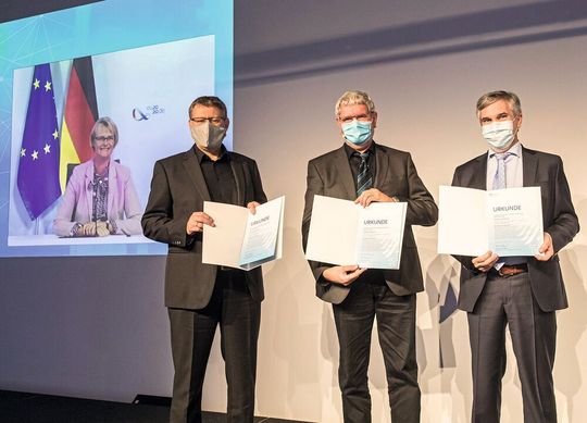 Übergabe des Förderbescheids für Phase 2. v.l.n.r. Anja Karliczek, Bundesministerin für Bildung und Forschung und die drei Carbon2Chem-Projektkoordinatoren: Prof. Dr.-Ing. Görge Deerberg, stellv. Institutsleiter des Fraunhofer UMSICHT, Prof. Robert Schlögl, Direktor des Max-Planck-Instituts für Chemische Energiekonversion und Dr. Markus Oles, Head of Carbon2Chem bei thyssenkrupp Steel Europe.