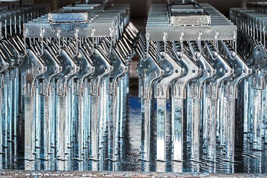 Serienbauteile bei der Dünnschichtverzinkung mit microZINQ Serienbauteile bei der Dünnschichtverzinkung mit microZINQ
