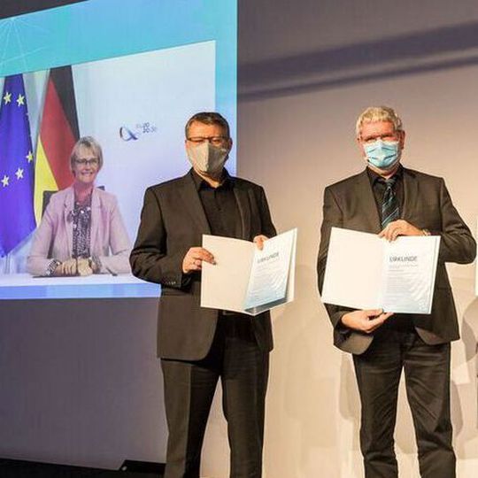 Handover of subsidy note for phase 2. From L-R: Anja Karliczek, Federal Minister for Education and Research and two Carbon2Chem project coordinators: Prof. Dr.-Ing. Görge Deerberg, deputy institute director Fraunhofer Umsicht and Prof. Robert Schlögl, Director Max-Planck Institute for Chemical Energy Conversion. Handover of subsidy note for phase 2. From L-R: Anja Karliczek, Federal Minister for Education and Research and two Carbon2Chem project coordinators: Prof. Dr.-Ing. Görge Deerberg, deputy institute director Fraunhofer Umsicht and Prof. Robert Schlögl, Director Max-Planck Institute for Chemical Energy Conversion.