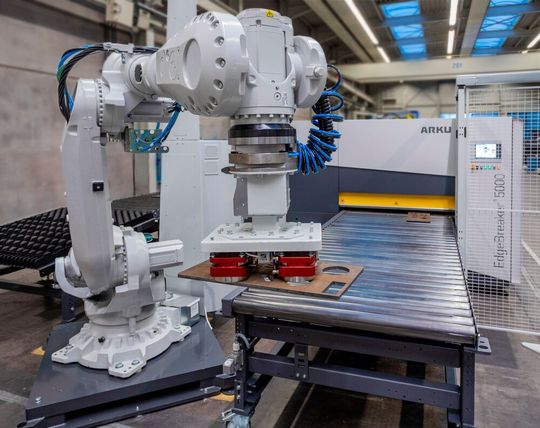 Das Auge des Vision-Roboters überblickt von oben den Arbeitsbereich und scannt jedes Brennteil. Kleinserien mit variierenden Teilen meistert der Roboter ohne Neuprogrammierung. Das Auge des Vision-Roboters überblickt von oben den Arbeitsbereich und scannt jedes Brennteil. Kleinserien mit variierenden Teilen meistert der Roboter ohne Neuprogrammierung.