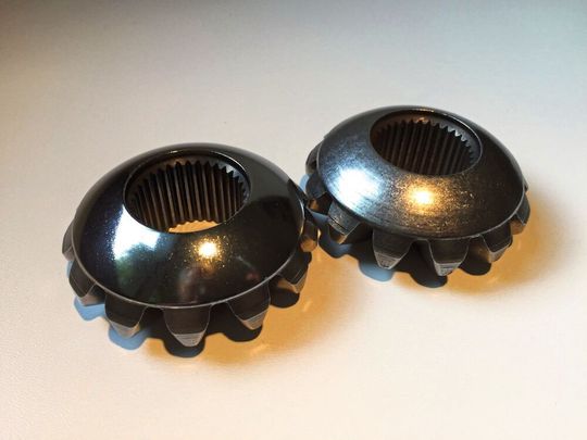 Die vibrationsunterstützte Tribokonditionierung erzeugt ein plateauähnliches Rauheitsprofil: links das tribochemisch behandelte Werkstück, rechts das unbehandelte Werkstück. Die vibrationsunterstützte Tribokonditionierung erzeugt ein plateauähnliches Rauheitsprofil: links das tribochemisch behandelte Werkstück, rechts das unbehandelte Werkstück.