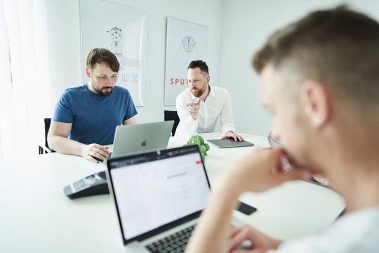 Auch wenn unter der Haube im B2B die Kaufintention eine andere ist, so sollten Customer Centricity und User Experience im Fokus stehen. Auch wenn unter der Haube im B2B die Kaufintention eine andere ist, so sollten Customer Centricity und User Experience im Fokus stehen.