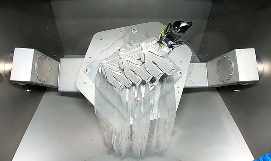 Nach der Additiven Fertiung eines Bauteils im SLM-Verfahren folgt die Entpulverung. Dafür hat EOS zwei Maschinen von Solukon installiert. Nach der Additiven Fertiung eines Bauteils im SLM-Verfahren folgt die Entpulverung. Dafür hat EOS zwei Maschinen von Solukon installiert.