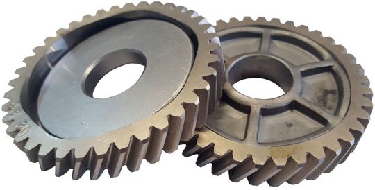 Links ist der Zahnkranz und das scheibenartige Rohteil vor dem Umformfügeprozess und rechts nach dem Umformprozess zu sehen.