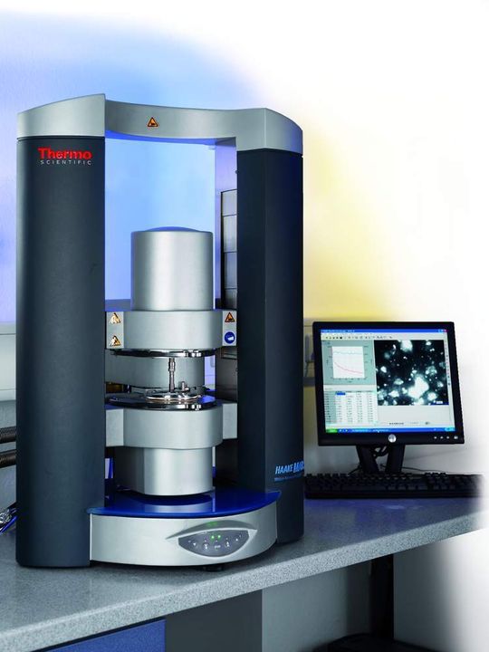 1 Kombinierte Messmethode für mehr Informationen in einem Analyselauf: High-End-Rheometer mit optischem Mikroskop (Thermo Scientific Haake Mars mit RheoScope-Modul). 1 Kombinierte Messmethode für mehr Informationen in einem Analyselauf: High-End-Rheometer mit optischem Mikroskop (Thermo Scientific Haake Mars mit RheoScope-Modul).